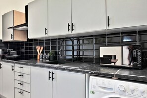 Frigorífico, microondas, horno y tostadora