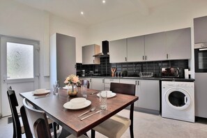 Frigorífico, microondas, horno y tostadora