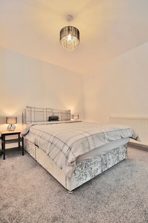 2 bedrooms, iron/ironing board, internet, bed sheets