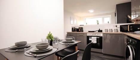 Kühlschrank, Mikrowelle, Ofen, Herdplatte