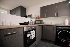 Kjøleskap, mikrobølgeovn, ovn og kokeplater