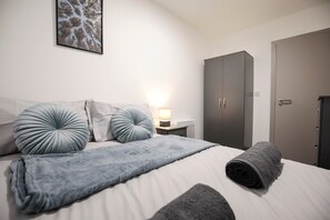 3 soverom, strykejern/-brett, internettilgang og sengetøy