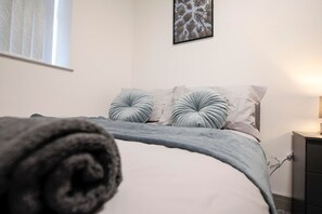 3 bedrooms, iron/ironing board, Internet, bed sheets - Bartlam Place | Central Oldham (Oldham)