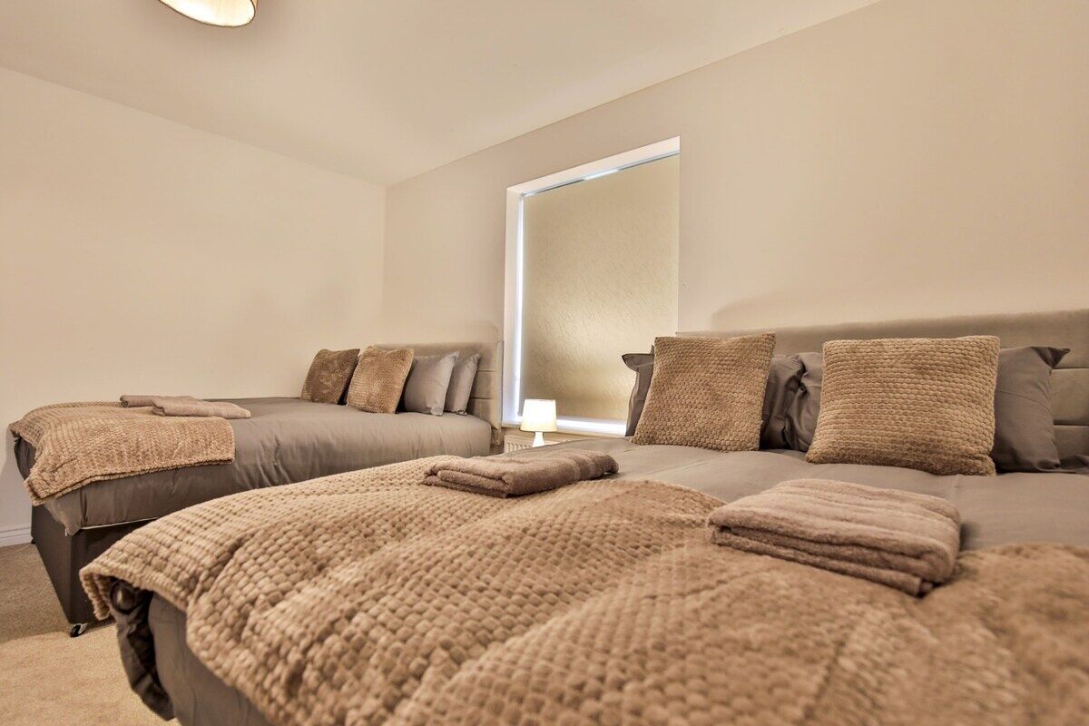 4 bedrooms, iron/ironing board, Internet, bed sheets