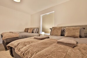 4 bedrooms, iron/ironing board, Internet, bed sheets - Littlebrooke House | Bolton | Free Parking (Bolton)