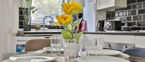 Kylskåp, mikrovågsugn, ugn och brödrost