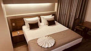 Quarto casal standard | Espaço de trabalho para notebook, Wi-Fi de cortesia