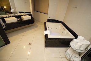 Habitación superior | Baño | Ducha, secador de pelo, toallas y jabón