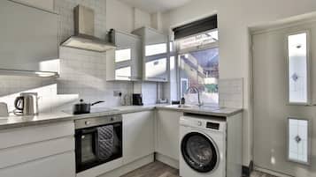 Geladeira, micro-ondas, fogão, cooktop