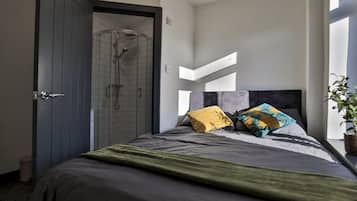 2 bedrooms, iron/ironing board, Internet, bed sheets