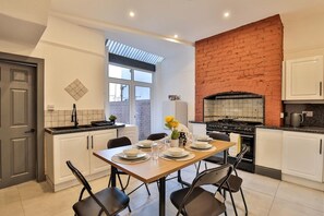 Unclassified image, 2 of 31, button - Chesterfield House, 7BR, Blackpool (Blackpool)