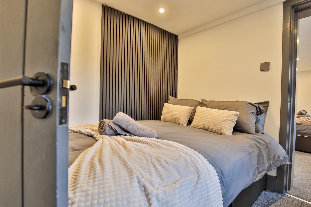 7 bedrooms, iron/ironing board, internet, bed sheets