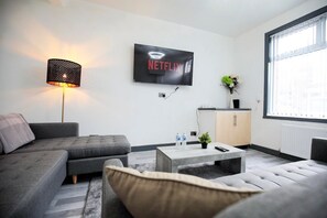 TV - Horwich House | 2BR | Near Bolton Football Stadium (Bolton)