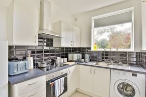 Geladeira, micro-ondas, fogão, torradeira