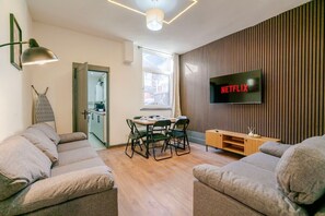 TV - Tallis House, Manchester, Sleeps 8 (Manchester)
