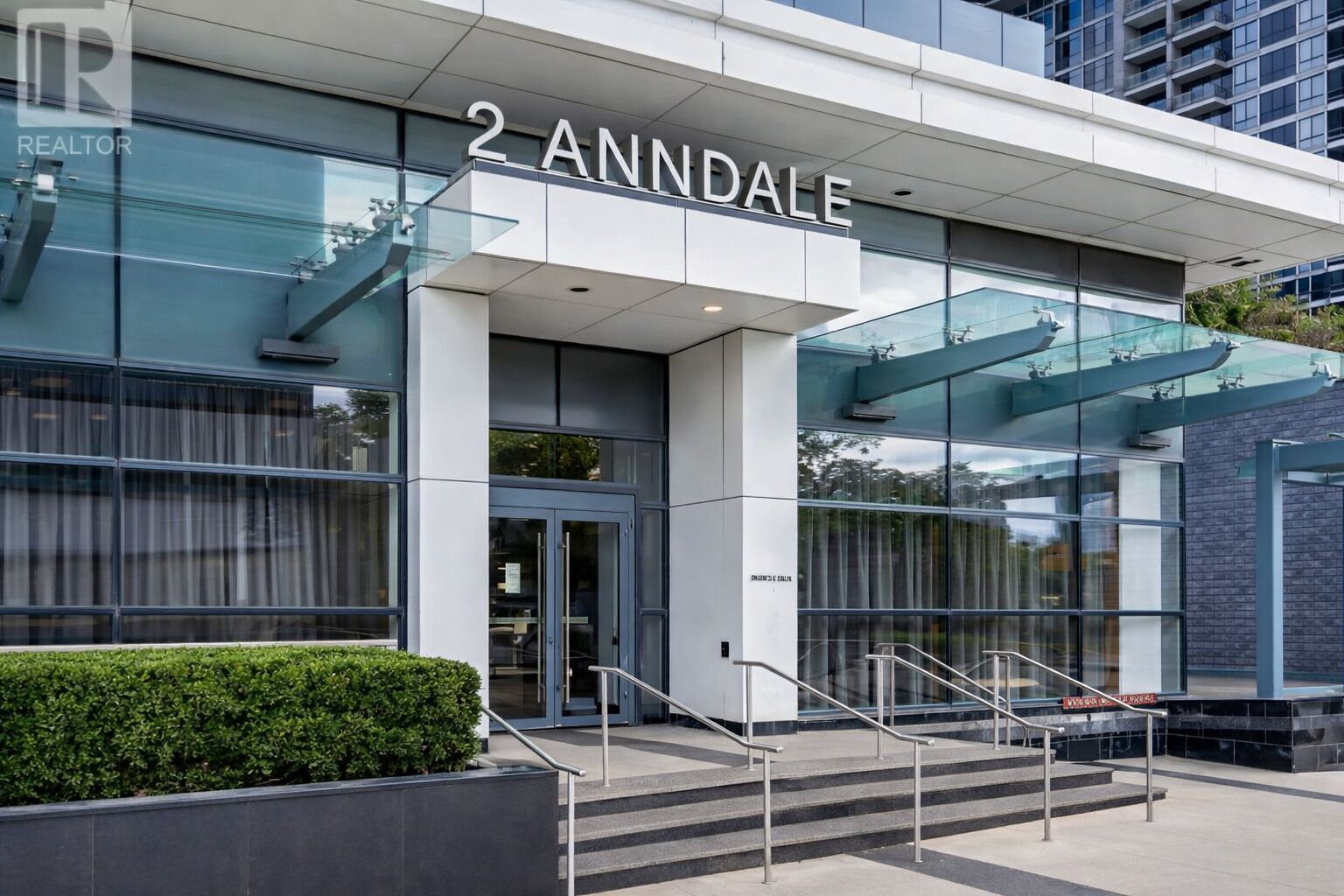Un bâtiment moderne sur lequel on peut lire l’inscription « 2 ANDALE », indiquant qu’il s’agit d’un hôtel ou d’un complexe résidentiel.