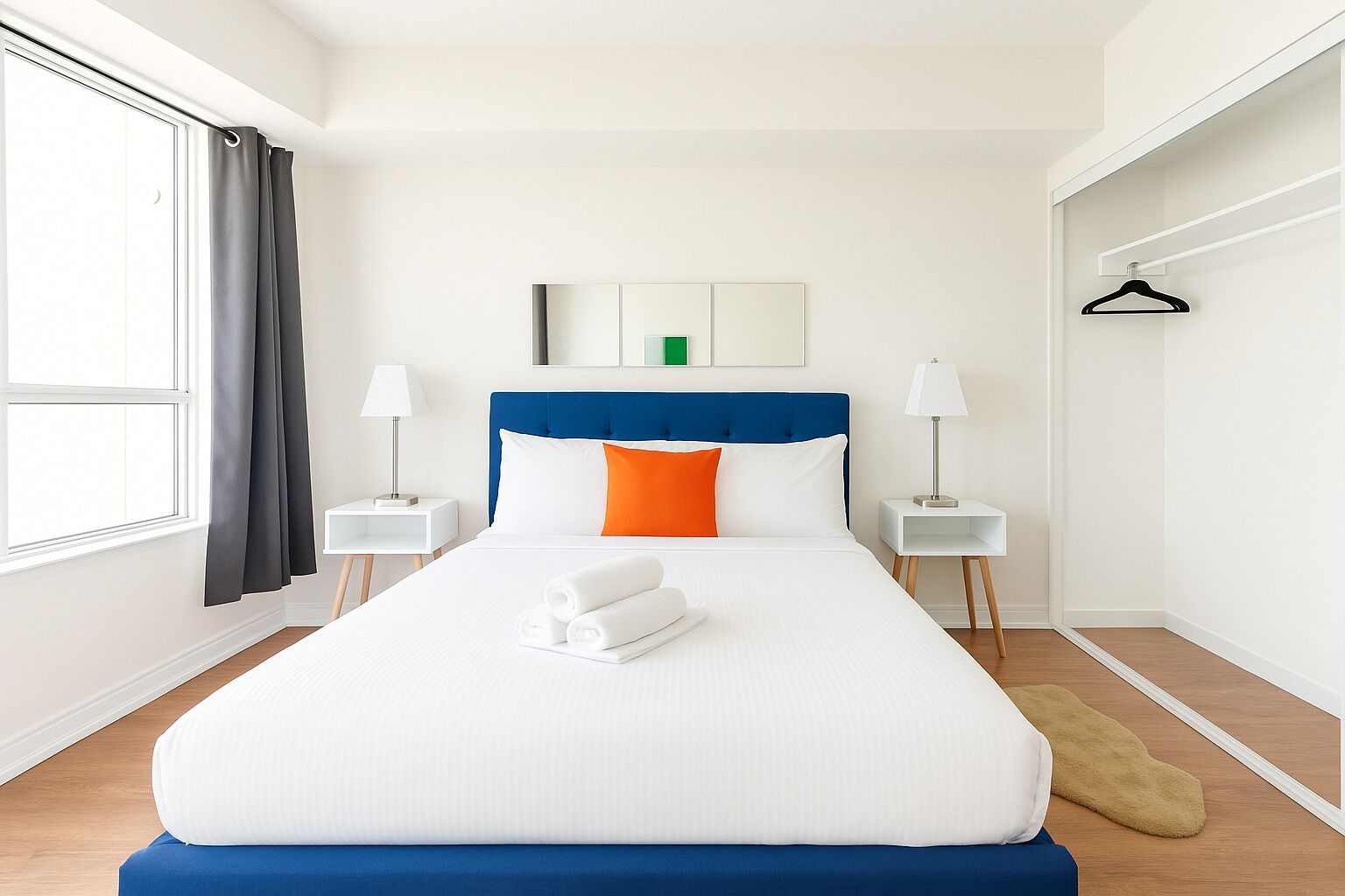 Habitación de hotel con una cama grande, dos mesitas de noche, un armario y una ventana con cortinas.