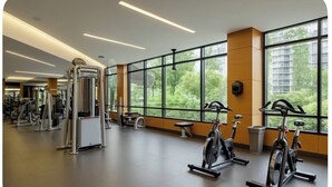 Una palestra con attrezzi da allenamento, ampie finestre e un design moderno e pulito.