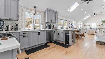 Fridge, microwave, stovetop, dishwasher