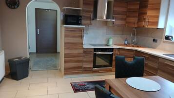 Coffee/tea maker, fridge, microwave, oven