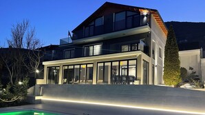A modern two-story house with a swimming pool, large windows, and outdoor seating. - Bella Vista Lake Villa • Jacuzzi • Balcony • Perfect for Groups (Memlisht)