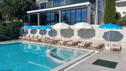 Bella Vista Lake Villa • Jacuzzi • Balcony • Perfect for Groups