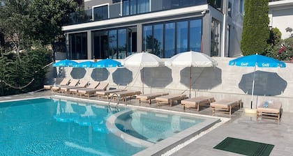 Bella Vista Lake Villa • Jacuzzi • Balcony • Perfect for Groups