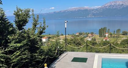 Bella Vista Lake Villa • Jacuzzi • Balcony • Perfect for Groups