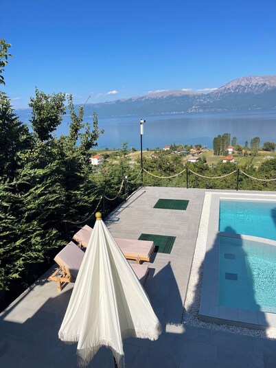 Bella Vista Lake Villa • Jacuzzi • Balcony • Perfect for Groups