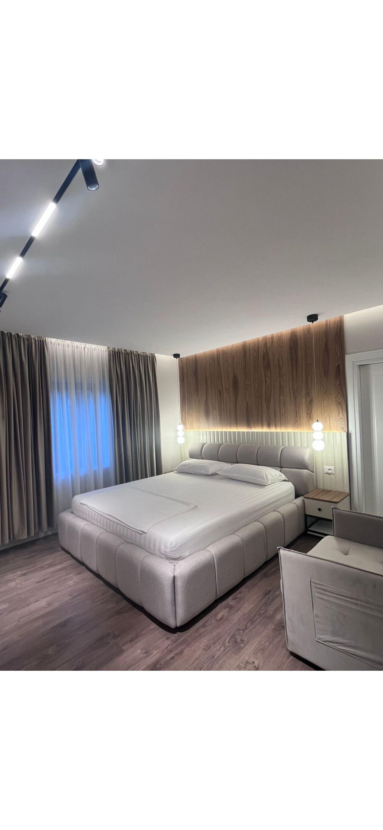 5 bedrooms, iron/ironing board, WiFi, bed sheets