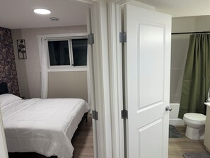 1 slaapkamer, een strijkplank/strijkijzer, wifi, beddengoed