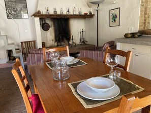 Unclassified image, 3 of 6, button - Old mansion in the village (San Quirico d'Orcia)