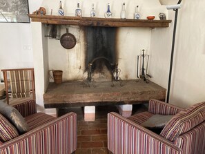 Unclassified image, 2 of 6, button - Old mansion in the village (San Quirico d'Orcia)