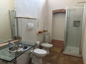 Sèche-cheveux, serviettes fournies, savon, papier toilette