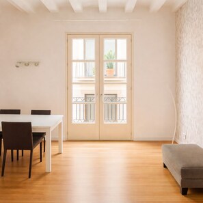 Dining - Stylish Apartment in Barcelona (Barcelona)