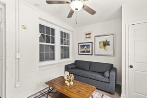 Smart TV - Modern 2BR Apt Sleeps 6 in DC + Parking Union Market and Union Station (Washington)