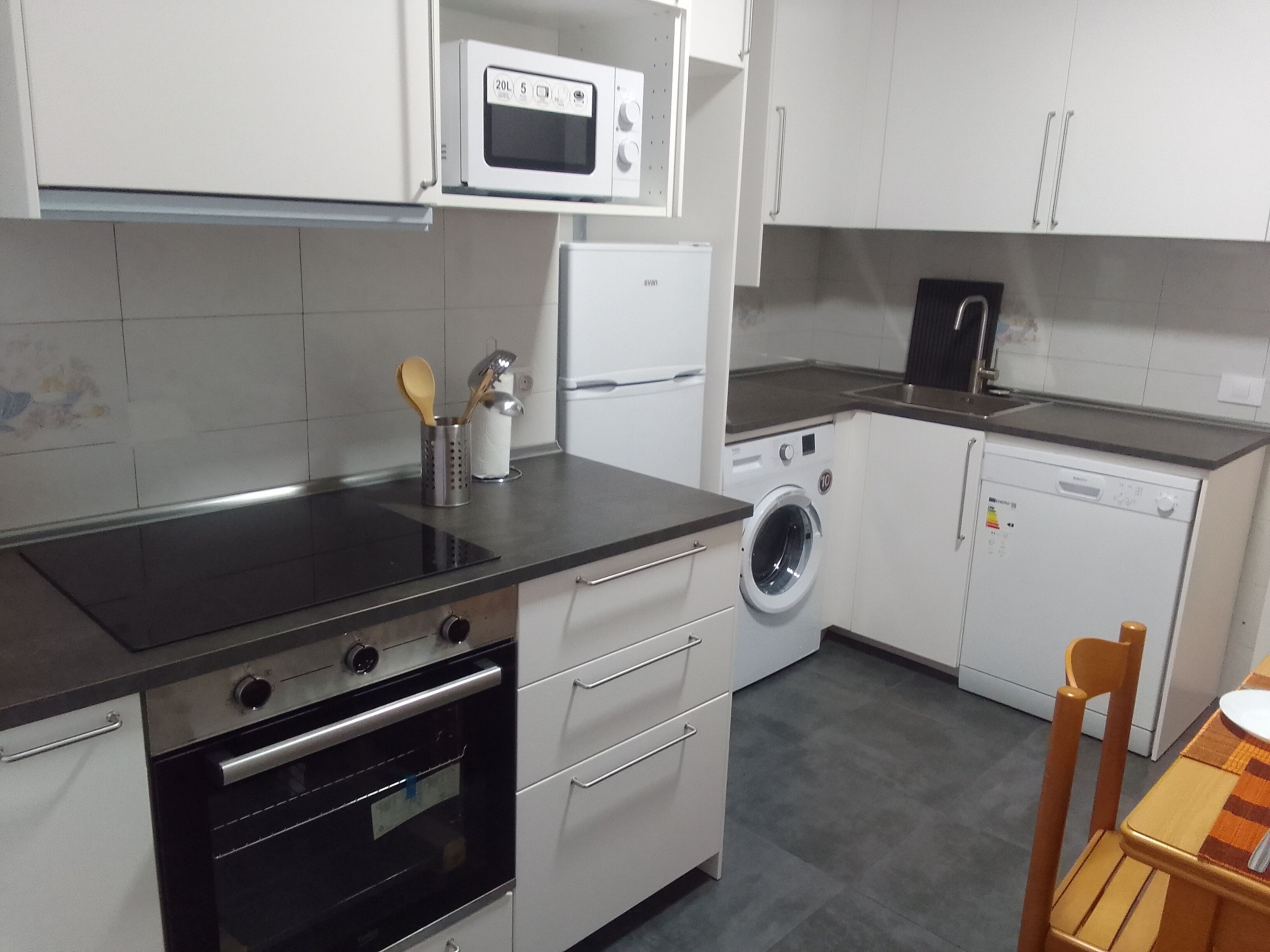 Een koelkast, een magnetron, een oven, een kookplaat