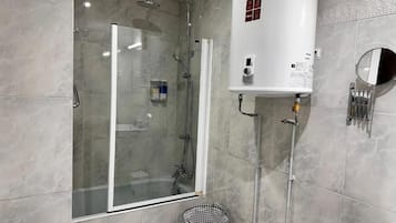 Secadora de cabello, toallas, jabón, shampoo
