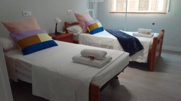 2 slaapkamers, een strijkplank/strijkijzer, gratis wifi, beddengoed