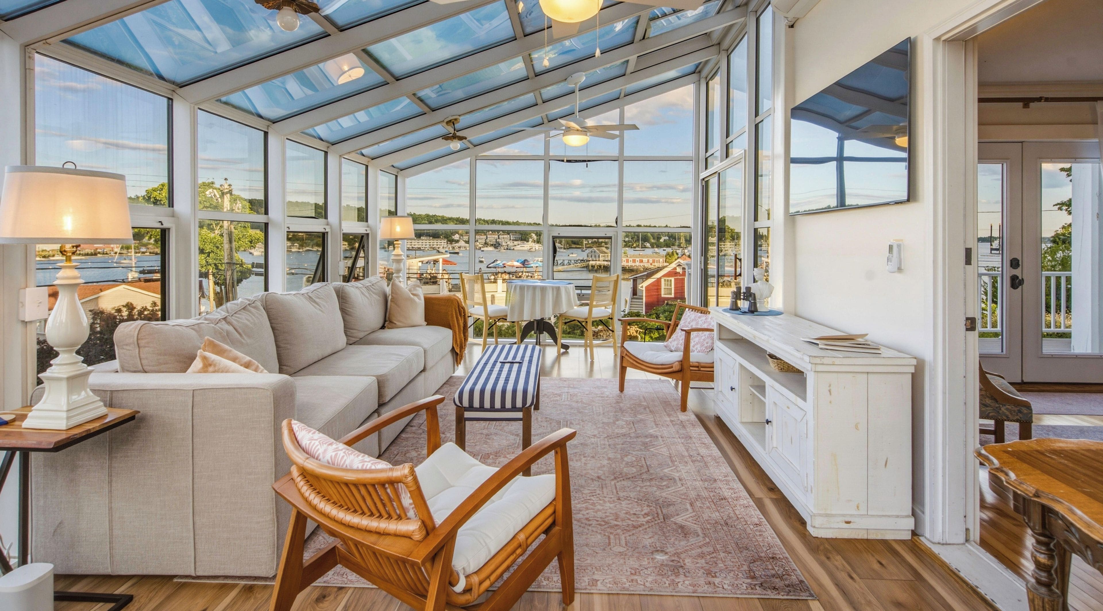 Smart TV, chimenea y libros 