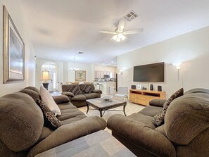Living area - Walk to Silver Spurs Rodeo and Heritage Park (Kissimmee)