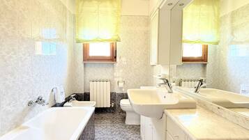 Douche, bidet, serviettes fournies