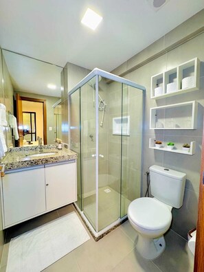 Shower, hair dryer, towels, toilet paper - Mykonos Corner: Sun, Sea and Silence. Relax and enjoy leisure time on Itapuã beach! (Salvador)