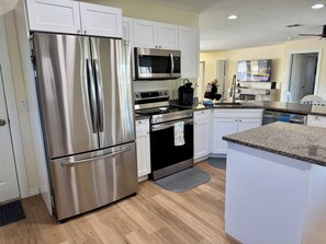 Private kitchen - Cozy river location on canal, views with a patio, 2b, 2b, furnished home. (Fort Myers)