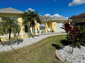 Property grounds - Cozy river location on canal, views with a patio, 2b, 2b, furnished home. (Fort Myers)