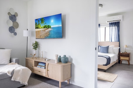 1 bedroom, iron/ironing board, WiFi, bed sheets. Unit 4 - Beautiful 1BR Apt w/Parking Near Biscayne Boulevard