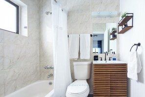 Secadora de cabello, toallas, jabón, papel de baño 