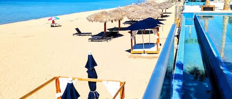 沙滩椅、沙滩毛巾