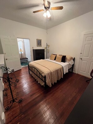 2 bedrooms, desk, iron/ironing board, WiFi