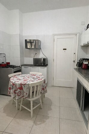 Private kitchen - JULIANA'S ROOM AT HOME (Rio de Janeiro)